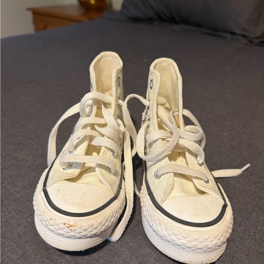 Converse Kids High Top Sneakers in Cream with Silver Star Print (size 10.5)